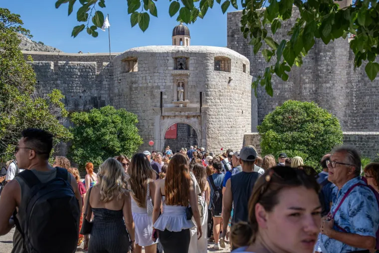 Brineta u roza bikiniju nije trebala nikoga: Ljepotica tamnog tena uživala u vlastitom dru&scaron;tvu