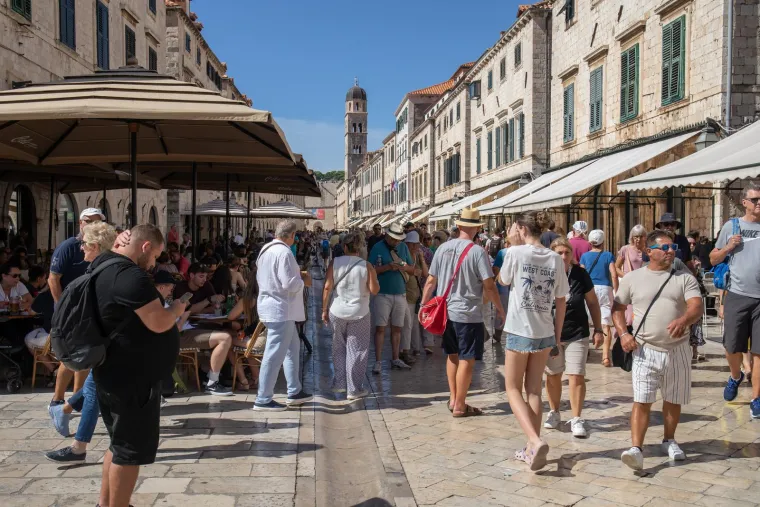 Brineta u roza bikiniju nije trebala nikoga: Ljepotica tamnog tena uživala u vlastitom dru&scaron;tvu