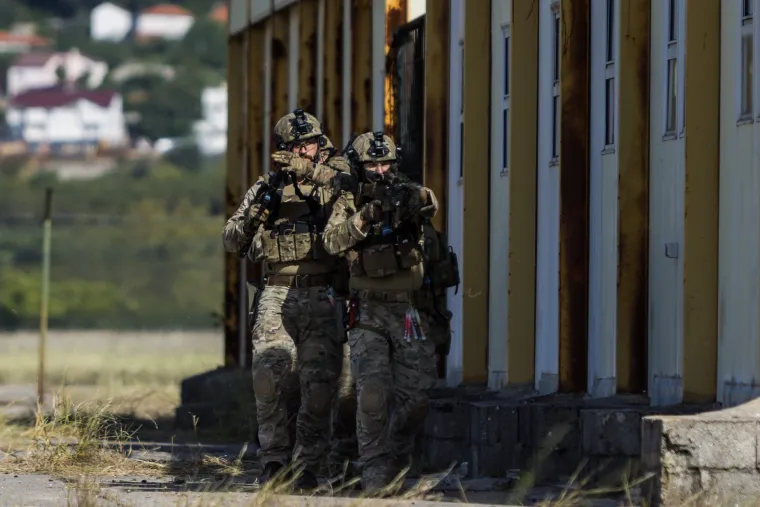 Borba prsa u prsa, helikopteri i specijalci: Pogledajte akcijske scene iz susjedstva