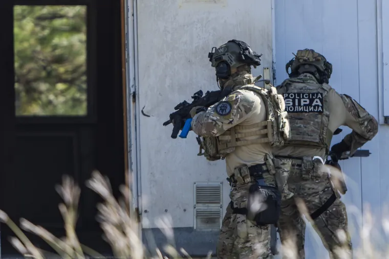 Borba prsa u prsa, helikopteri i specijalci: Pogledajte akcijske scene iz susjedstva