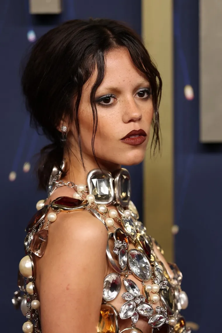 Jenna Ortega izvan seta 'Wednesday' ne nosi pletenice: Sklonija je oskudnim i pripijenim haljinama