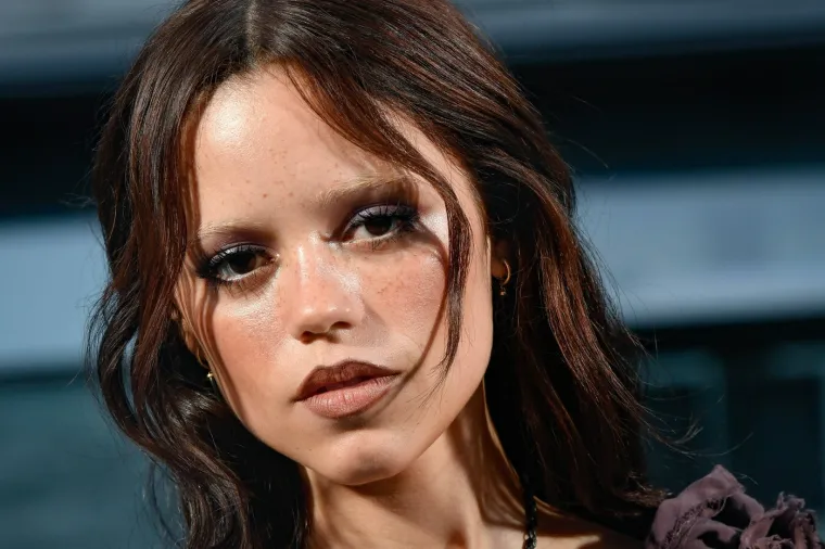 Jenna Ortega izvan seta 'Wednesday' ne nosi pletenice: Sklonija je oskudnim i pripijenim haljinama