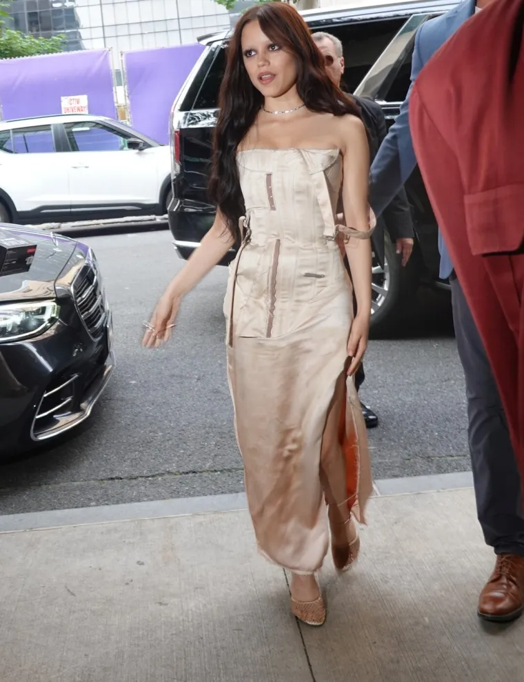 Jenna Ortega izvan seta 'Wednesday' ne nosi pletenice: Sklonija je oskudnim i pripijenim haljinama