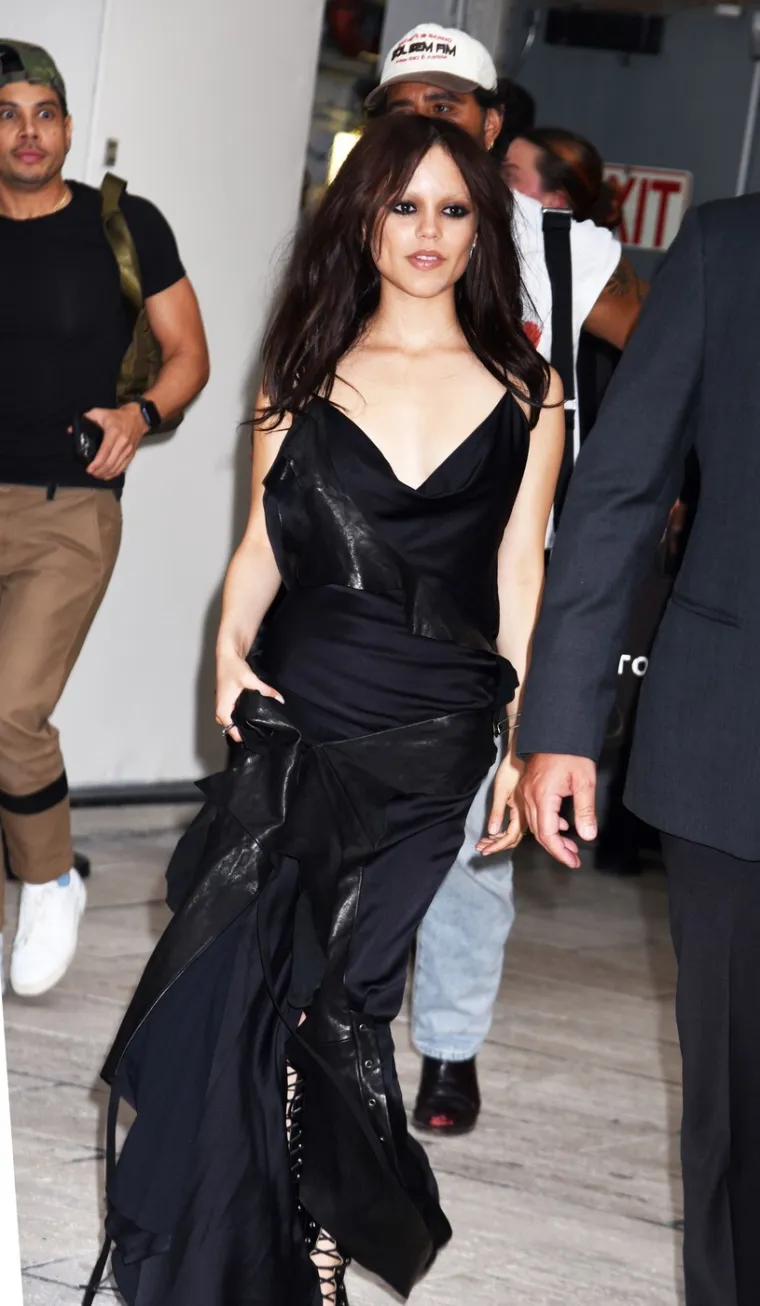 Jenna Ortega izvan seta 'Wednesday' ne nosi pletenice: Sklonija je oskudnim i pripijenim haljinama