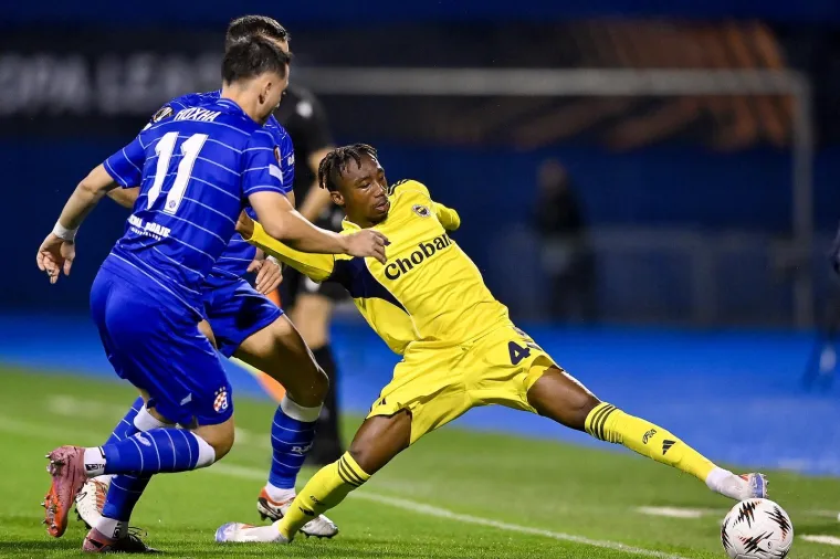 Zastava iz Srbije se pojavila na Maksimiru: Svi su gledali &scaron;to se vijori na jugu stadiona