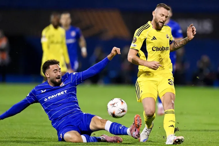 Zastava iz Srbije se pojavila na Maksimiru: Svi su gledali &scaron;to se vijori na jugu stadiona