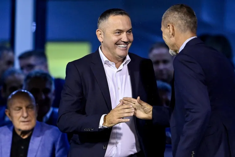 Zastava iz Srbije se pojavila na Maksimiru: Svi su gledali &scaron;to se vijori na jugu stadiona