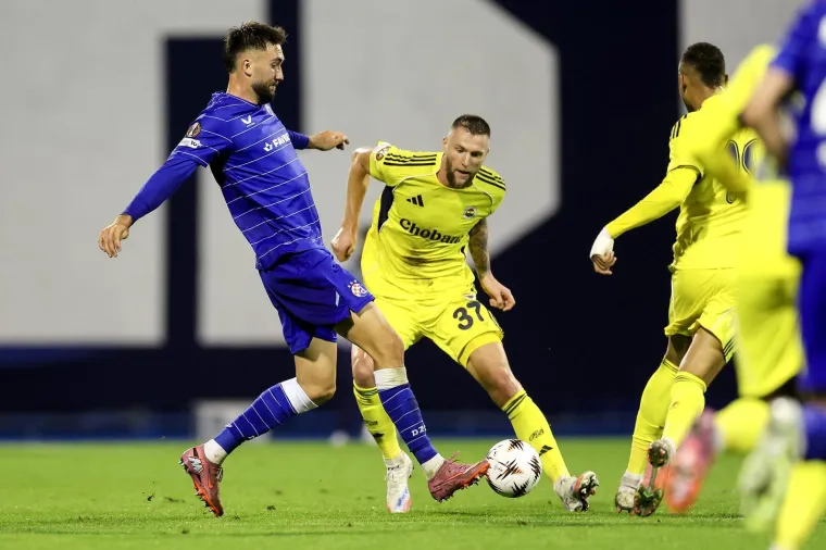 Zastava iz Srbije se pojavila na Maksimiru: Svi su gledali &scaron;to se vijori na jugu stadiona