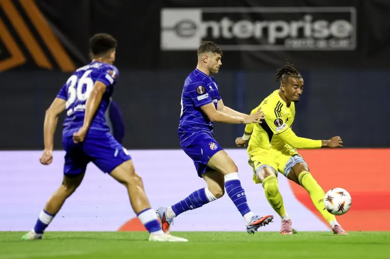 Zastava iz Srbije se pojavila na Maksimiru: Svi su gledali &scaron;to se vijori na jugu stadiona