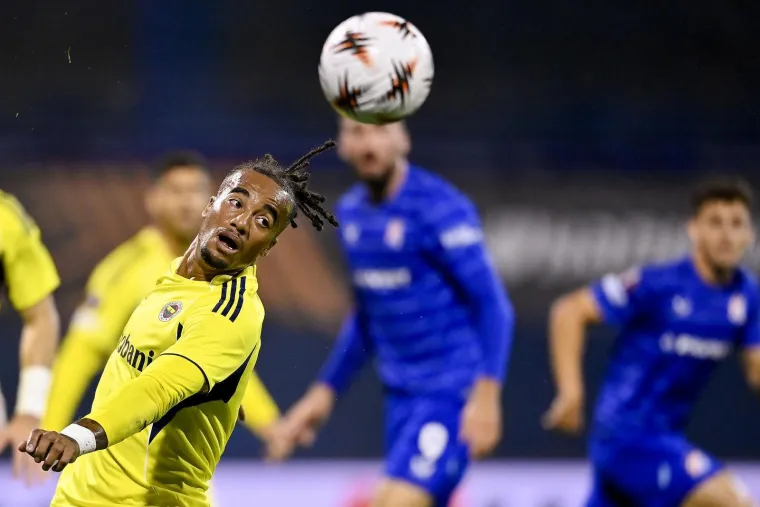 Zastava iz Srbije se pojavila na Maksimiru: Svi su gledali &scaron;to se vijori na jugu stadiona