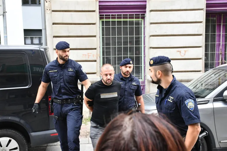 Pogledajte privođenje muškarca osumnjičenog za ubojstvo kod Slavonskog Broda
