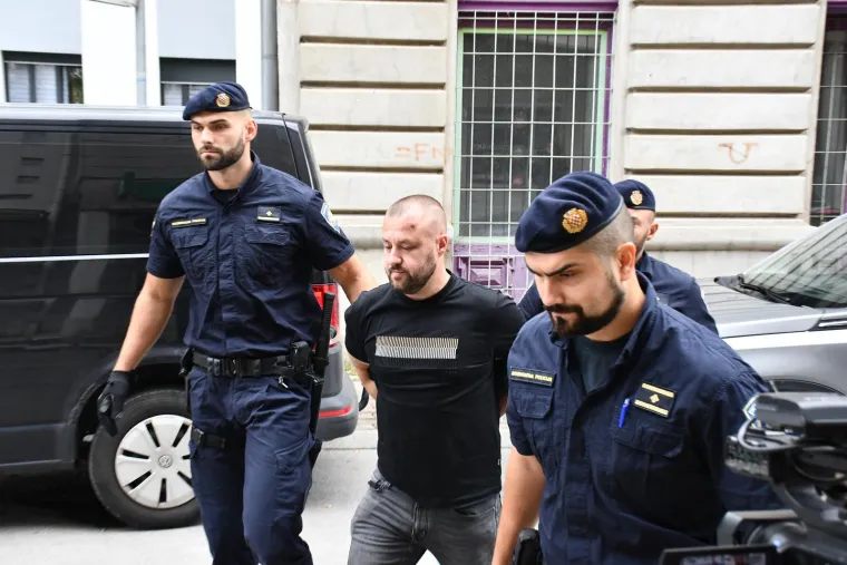 Pogledajte privođenje muškarca osumnjičenog za ubojstvo kod Slavonskog Broda