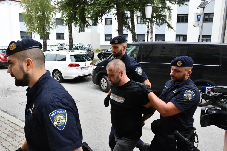 Pogledajte privođenje mu&scaron;karca osumnjičenog za ubojstvo kod Slavonskog Broda