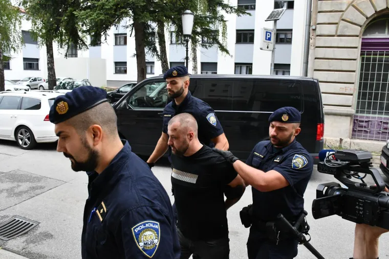 Pogledajte privođenje mu&scaron;karca osumnjičenog za ubojstvo kod Slavonskog Broda