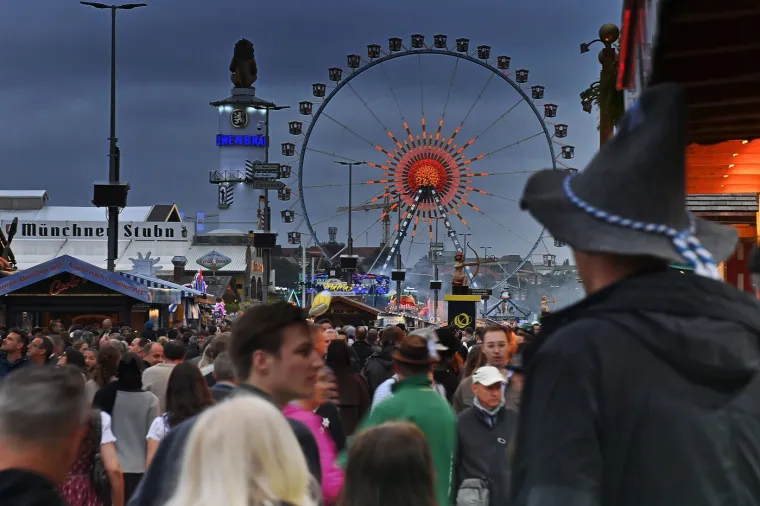 Krigle pune, prekrasne djevojke i dirndli: Pogledajte galeriju Oktoberfesta