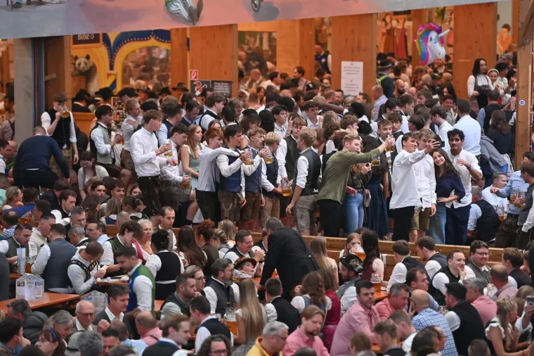 Krigle pune, prekrasne djevojke i dirndli: Pogledajte galeriju Oktoberfesta