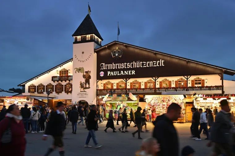 Krigle pune, prekrasne djevojke i dirndli: Pogledajte galeriju Oktoberfesta