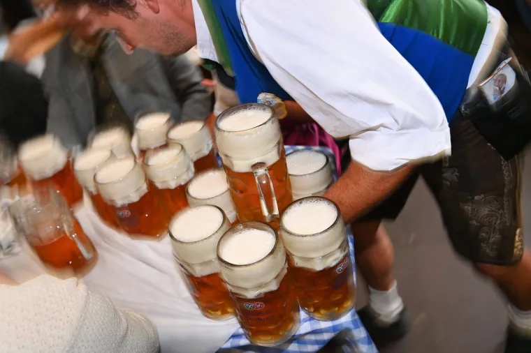 Krigle pune, prekrasne djevojke i dirndli: Pogledajte galeriju Oktoberfesta