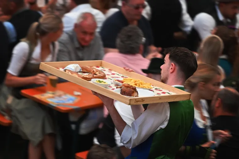 Krigle pune, prekrasne djevojke i dirndli: Pogledajte galeriju Oktoberfesta