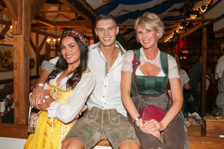 Krigle pune, prekrasne djevojke i dirndli: Pogledajte galeriju Oktoberfesta