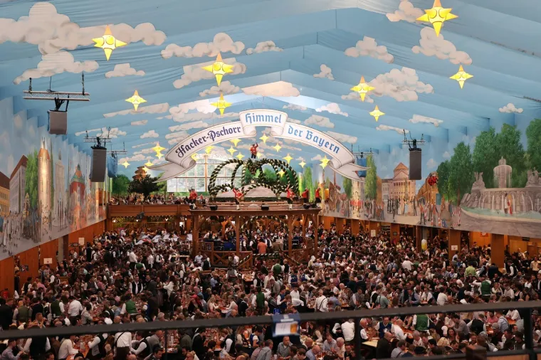 Krigle pune, prekrasne djevojke i dirndli: Pogledajte galeriju Oktoberfesta