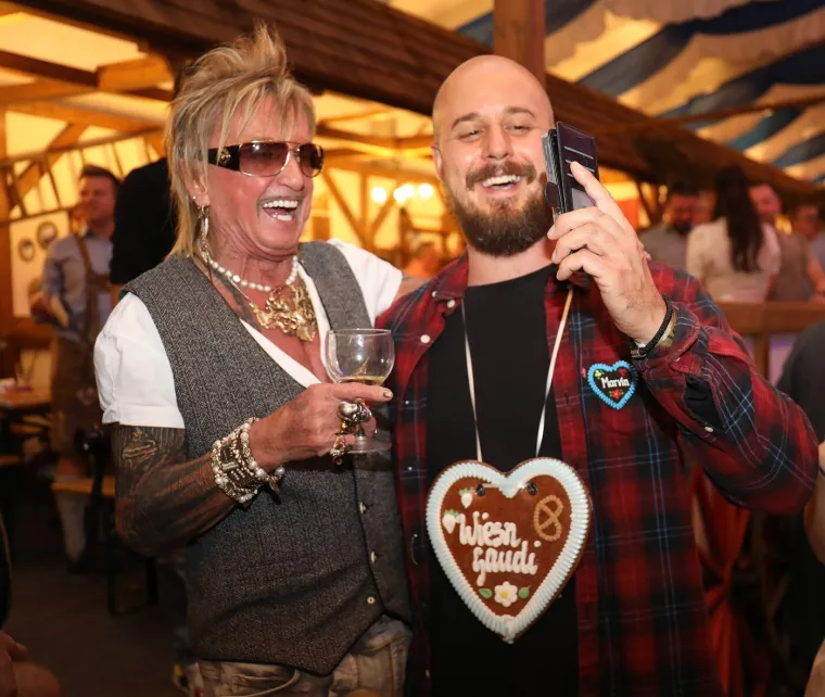 Krigle pune, prekrasne djevojke i dirndli: Pogledajte galeriju Oktoberfesta