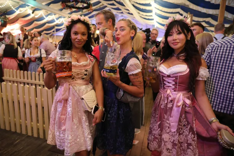 Krigle pune, prekrasne djevojke i dirndli: Pogledajte galeriju Oktoberfesta