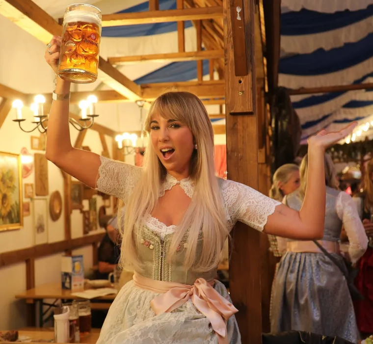 Krigle pune, prekrasne djevojke i dirndli: Pogledajte galeriju Oktoberfesta