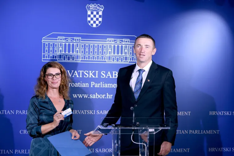 Ovo je nova članica DP-a: Pozirala za Playboy, bila u centru skandala, zgrozila komentarom o usta&scaron;ama