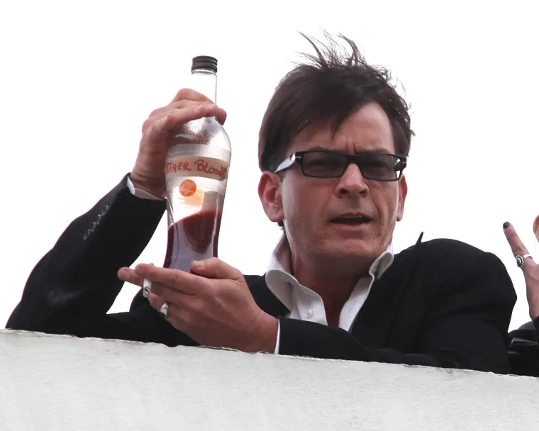 Od seksa s mu&scaron;karcima preko cracka do HIV-a: Najkontroverznija izdanja Charlieja Sheena