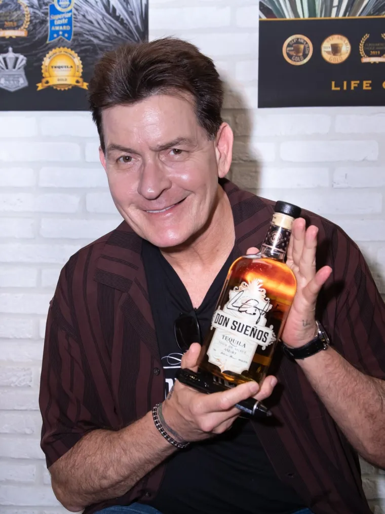 Od seksa s mu&scaron;karcima preko cracka do HIV-a: Najkontroverznija izdanja Charlieja Sheena