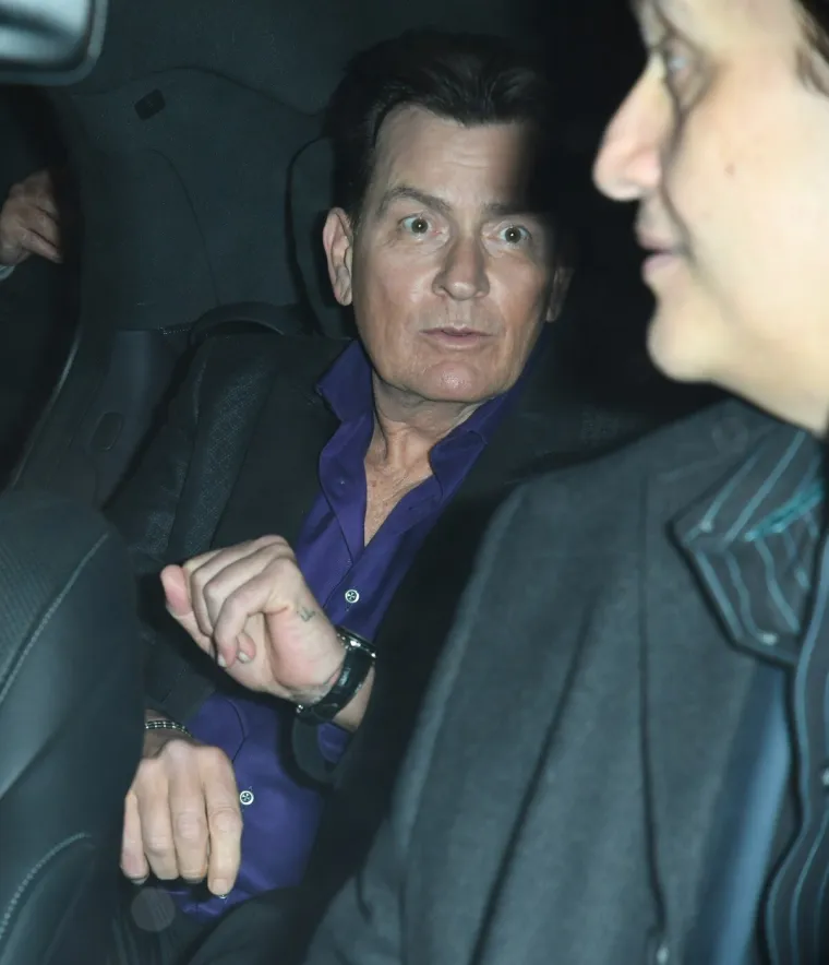 Od seksa s mu&scaron;karcima preko cracka do HIV-a: Najkontroverznija izdanja Charlieja Sheena