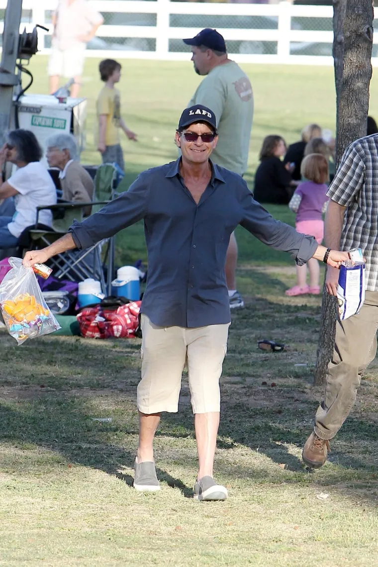 Od seksa s mu&scaron;karcima preko cracka do HIV-a: Najkontroverznija izdanja Charlieja Sheena