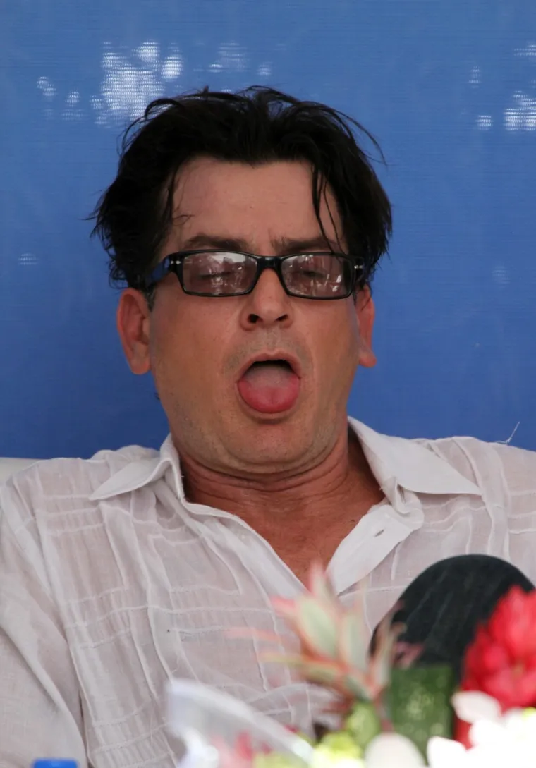 Od seksa s mu&scaron;karcima preko cracka do HIV-a: Najkontroverznija izdanja Charlieja Sheena