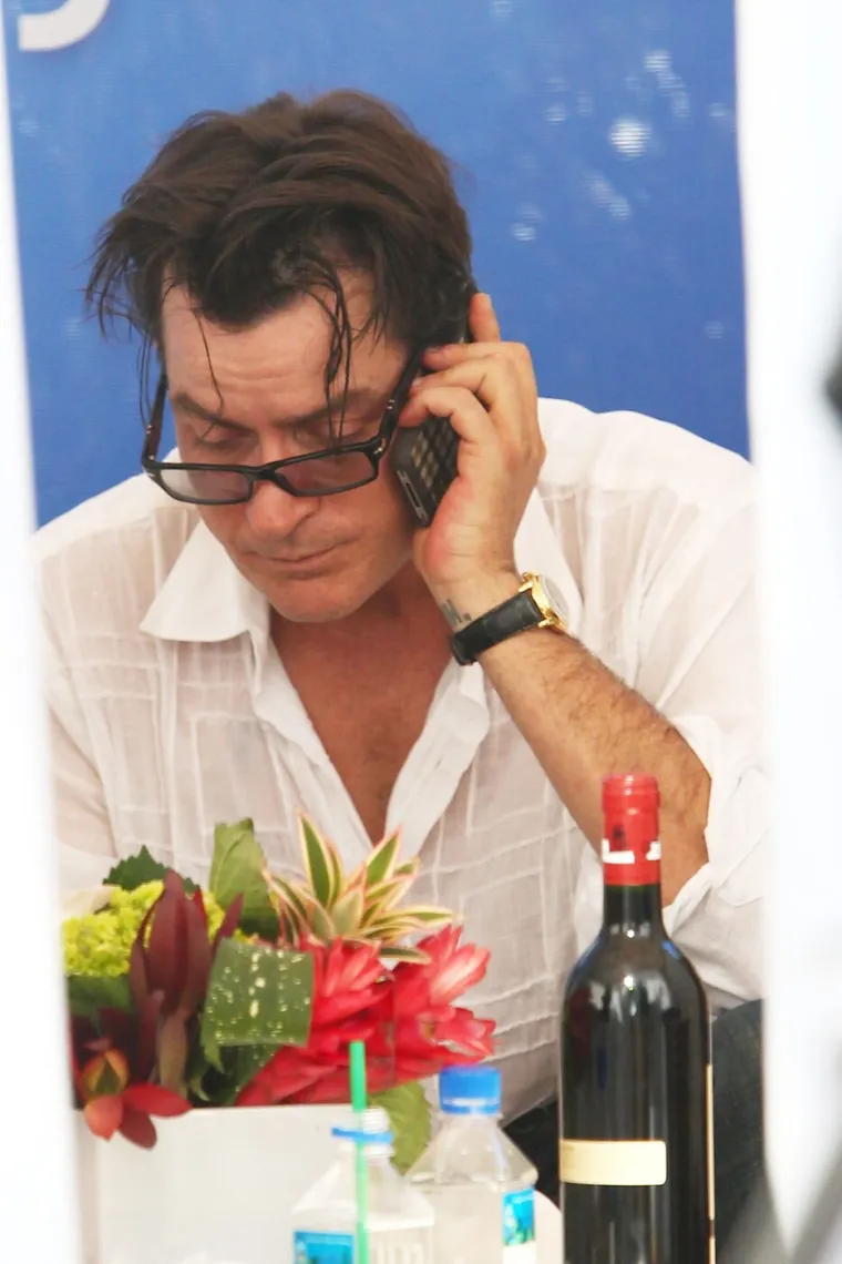 Od seksa s mu&scaron;karcima preko cracka do HIV-a: Najkontroverznija izdanja Charlieja Sheena