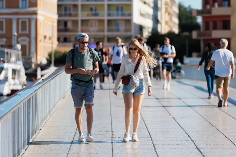 Njene bujne obline bile su u prvom planu: Zgodna dama svojom pojavom užarila Zadar