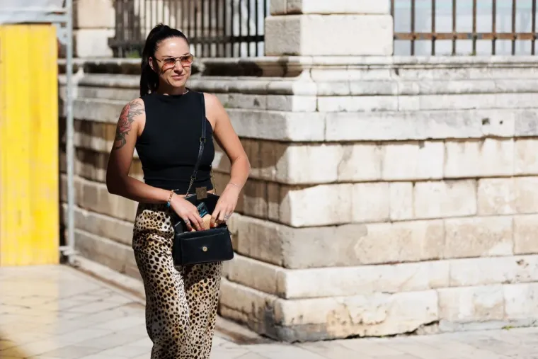 Njene bujne obline bile su u prvom planu: Zgodna dama svojom pojavom užarila Zadar