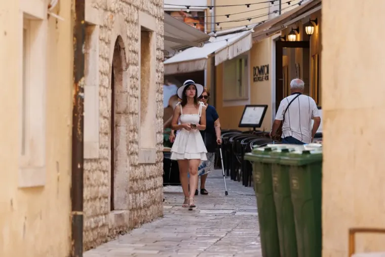 Njene bujne obline bile su u prvom planu: Zgodna dama svojom pojavom užarila Zadar