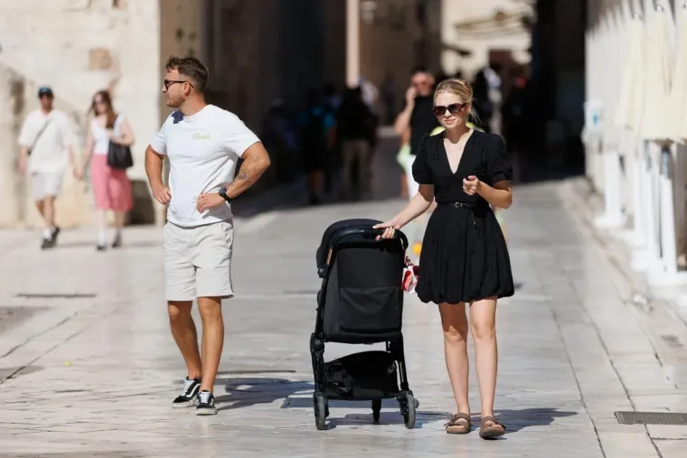 Njene bujne obline bile su u prvom planu: Zgodna dama svojom pojavom užarila Zadar