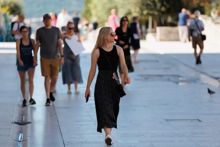 Njene bujne obline bile su u prvom planu: Zgodna dama svojom pojavom užarila Zadar