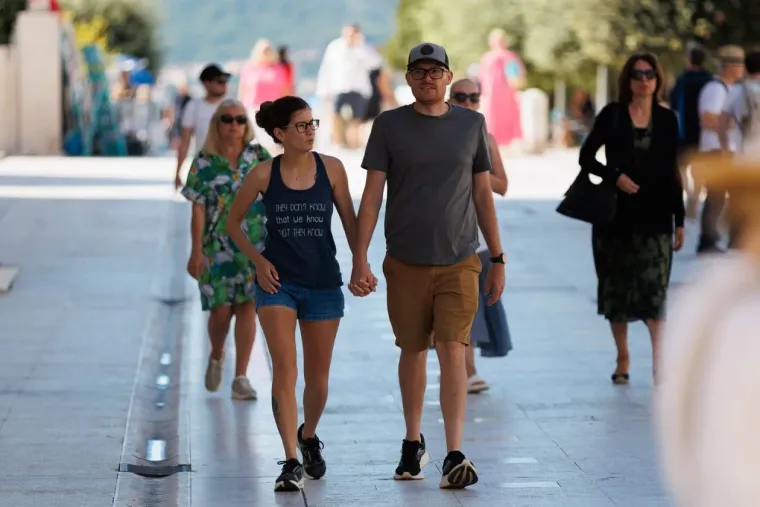 Njene bujne obline bile su u prvom planu: Zgodna dama svojom pojavom užarila Zadar