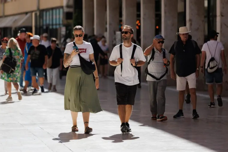 Njene bujne obline bile su u prvom planu: Zgodna dama svojom pojavom užarila Zadar