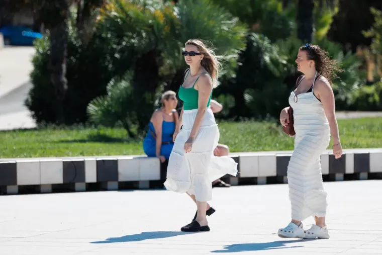 Njene bujne obline bile su u prvom planu: Zgodna dama svojom pojavom užarila Zadar