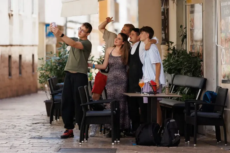 Njene bujne obline bile su u prvom planu: Zgodna dama svojom pojavom užarila Zadar