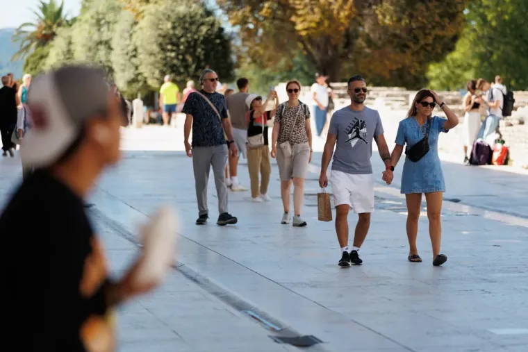 Njene bujne obline bile su u prvom planu: Zgodna dama svojom pojavom užarila Zadar