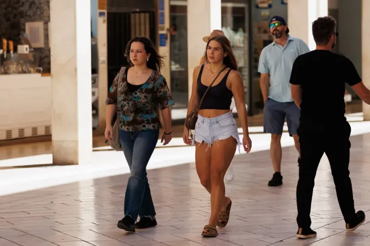 Njene bujne obline bile su u prvom planu: Zgodna dama svojom pojavom užarila Zadar