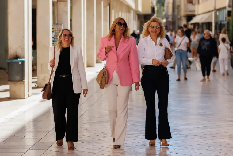 Njene bujne obline bile su u prvom planu: Zgodna dama svojom pojavom užarila Zadar