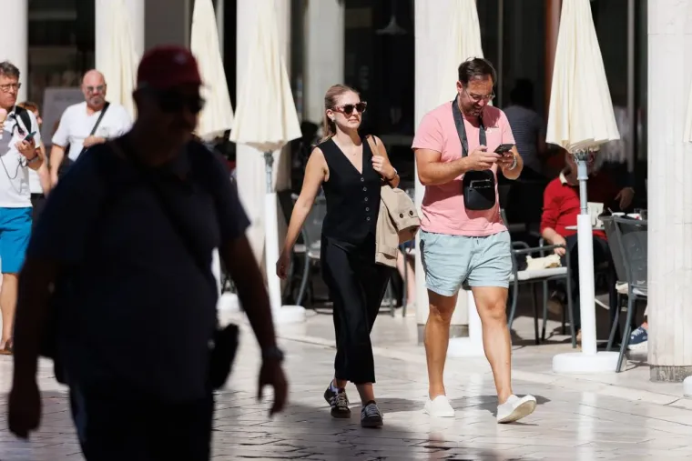 Njene bujne obline bile su u prvom planu: Zgodna dama svojom pojavom užarila Zadar