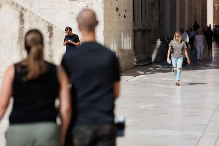 Njene bujne obline bile su u prvom planu: Zgodna dama svojom pojavom užarila Zadar
