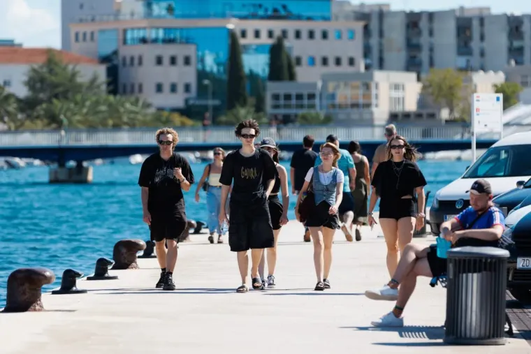 Njene bujne obline bile su u prvom planu: Zgodna dama svojom pojavom užarila Zadar